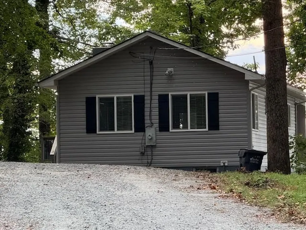 1249 Lakeshore Drive N Louisa VA 23093