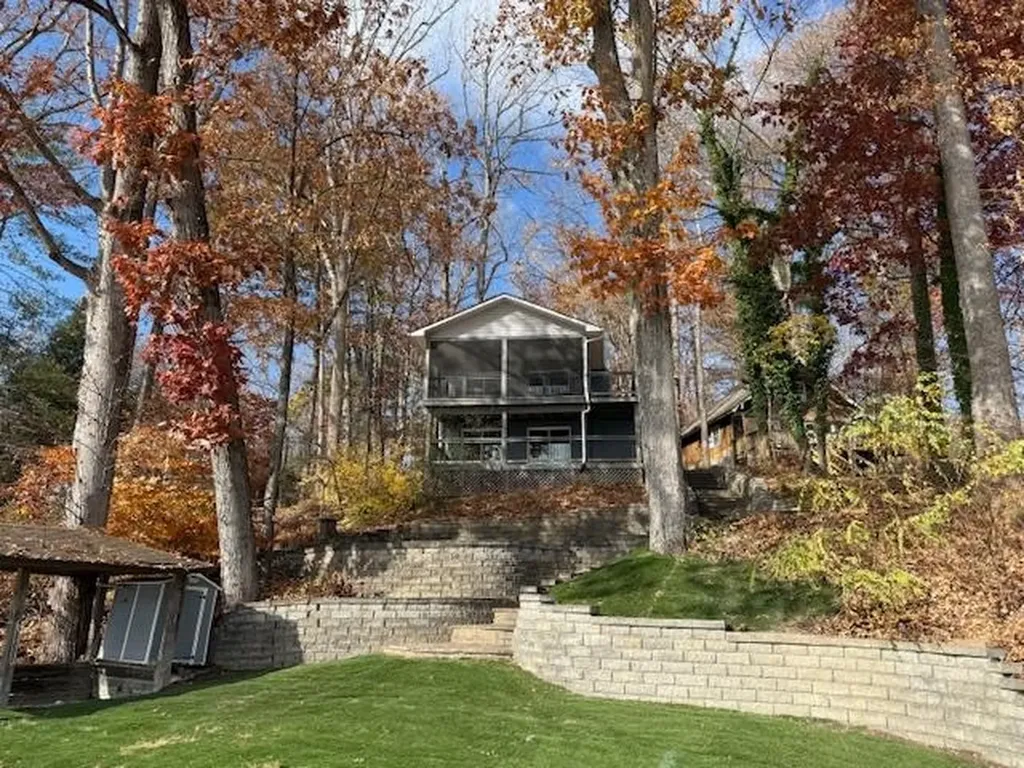 1249 Lakeshore Drive N Louisa VA 23093