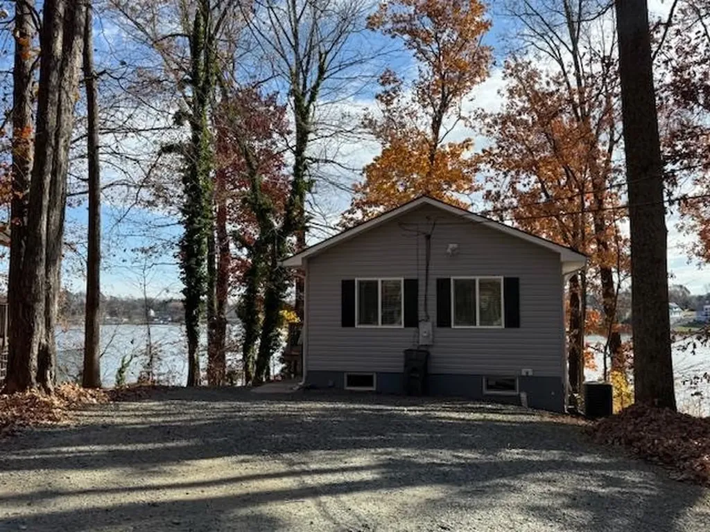 1249 Lakeshore Drive N Louisa VA 23093