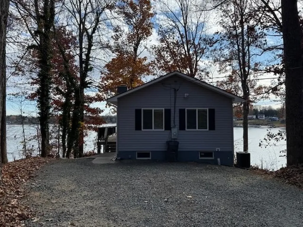 1249 Lakeshore Drive N Louisa VA 23093