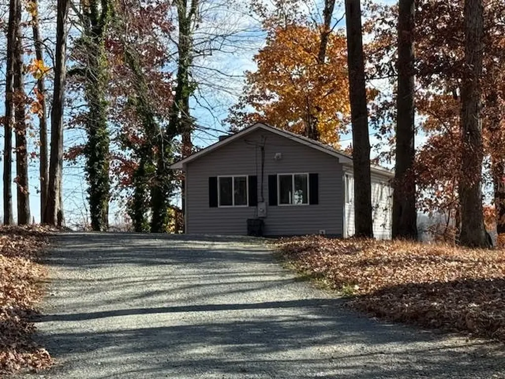 1249 Lakeshore Drive N Louisa VA 23093