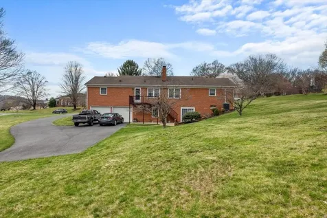 824 Lammermoor Drive Staunton VA 24401