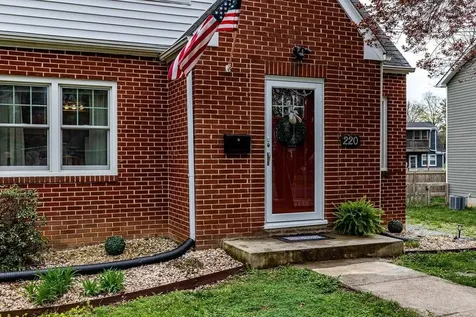 220 Dupont Circle Waynesboro VA 22980