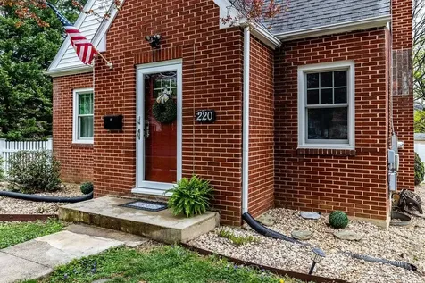 220 Dupont Circle Waynesboro VA 22980