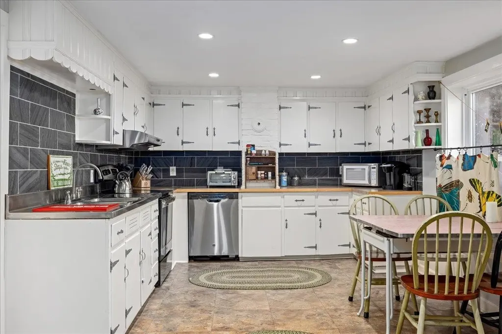 6772 South East Side Highway Elkton VA 22827