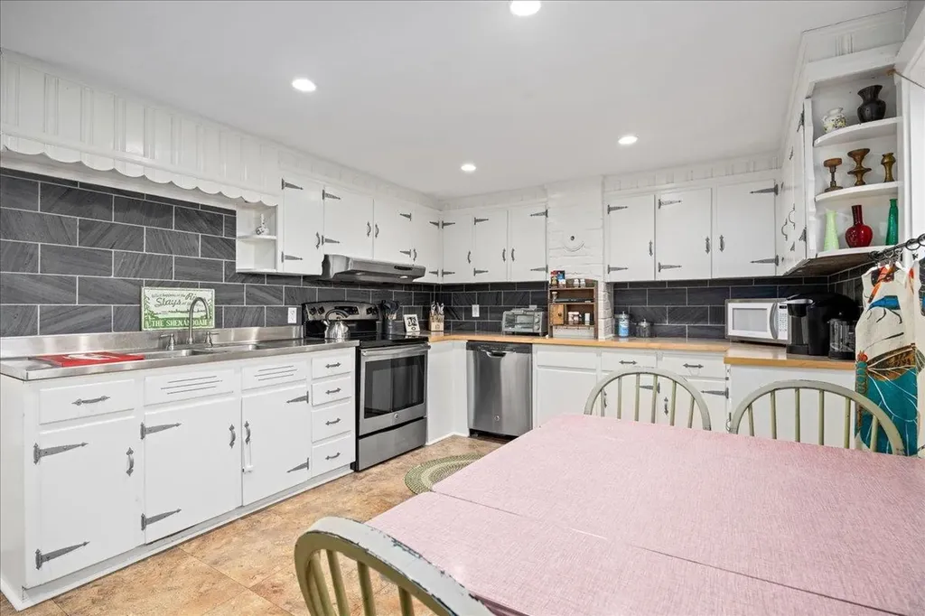 6772 South East Side Highway Elkton VA 22827