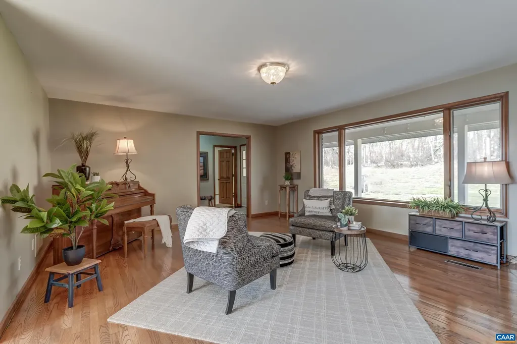 3133 James River Road Howardsville VA 24562