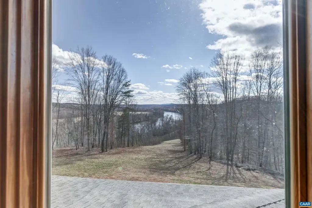 3133 James River Road Howardsville VA 24562