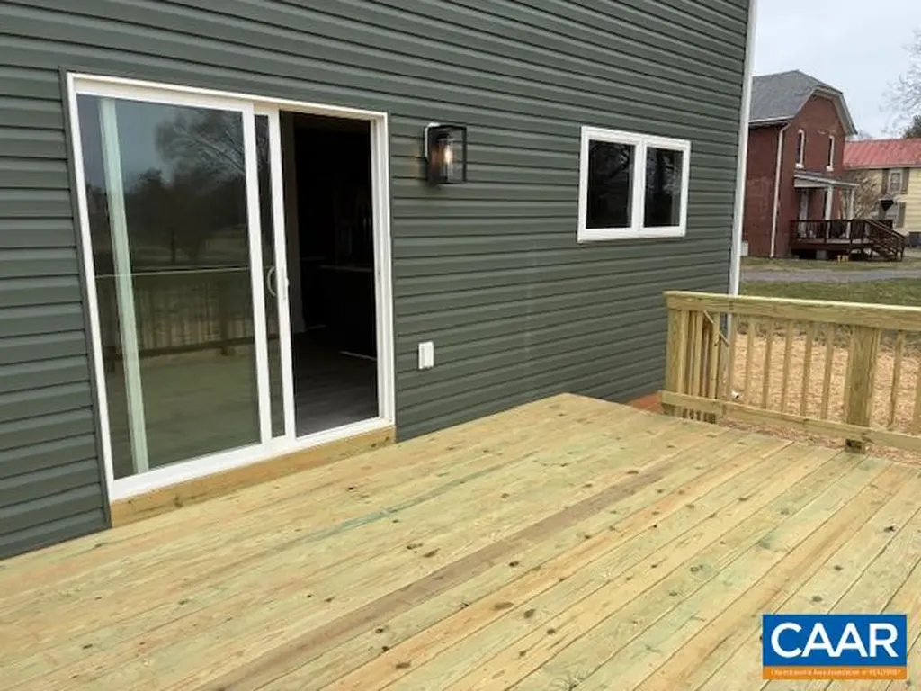 124 West Street Louisa VA 23093