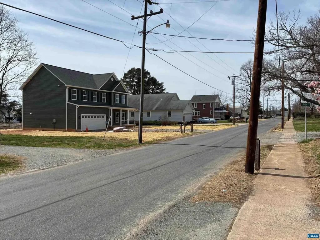 124 West Street Louisa VA 23093