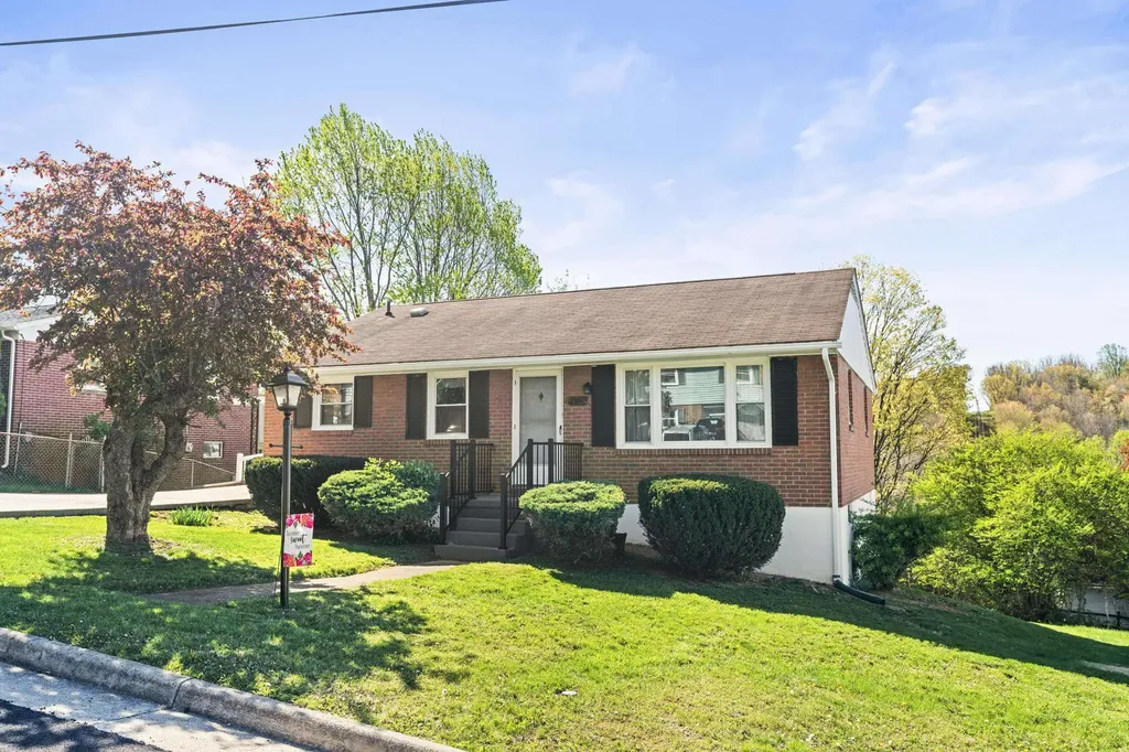 2204 Davis Street Staunton VA 24401