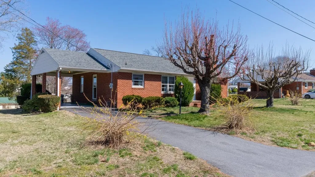 338 Fairfax Avenue Elkton VA 22827