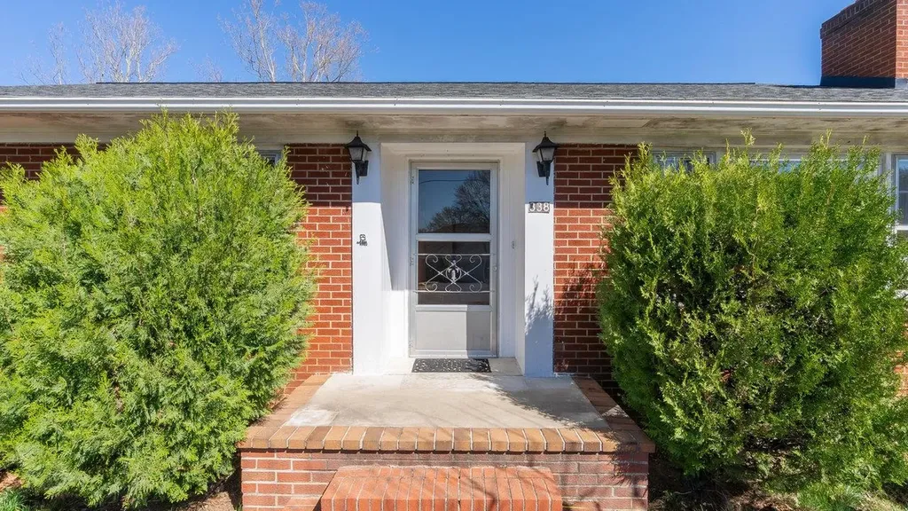 338 Fairfax Avenue Elkton VA 22827