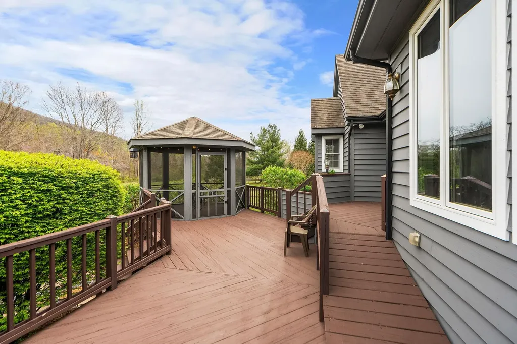 27 Black Walnut Lane Nellysford VA 22958