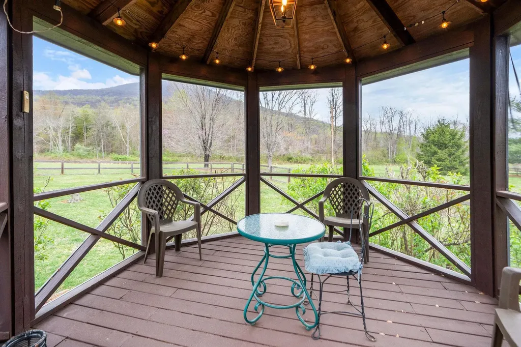 27 Black Walnut Lane Nellysford VA 22958