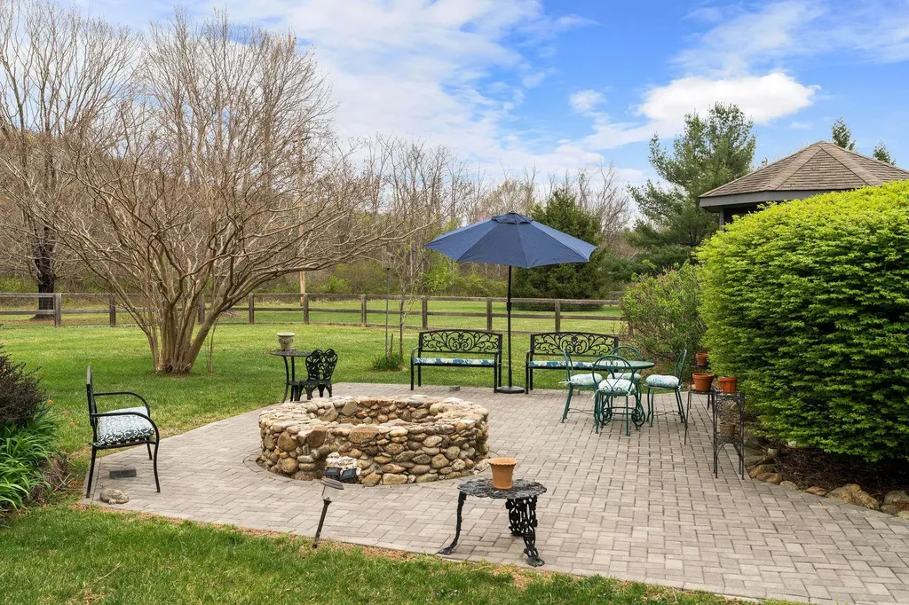 27 Black Walnut Lane Nellysford VA 22958