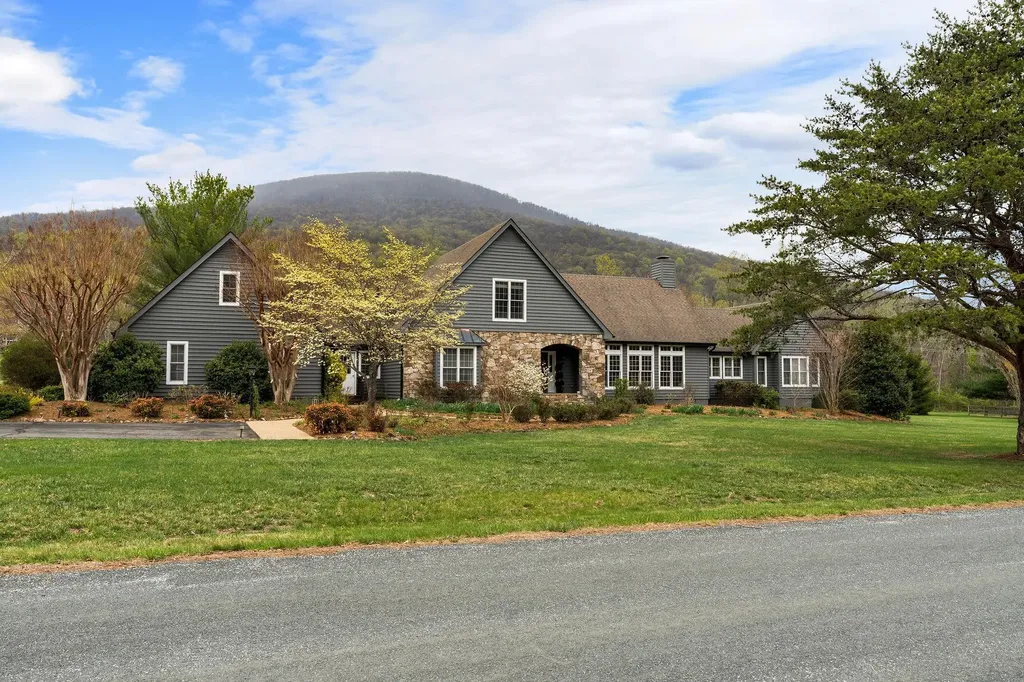 27 Black Walnut Lane Nellysford VA 22958