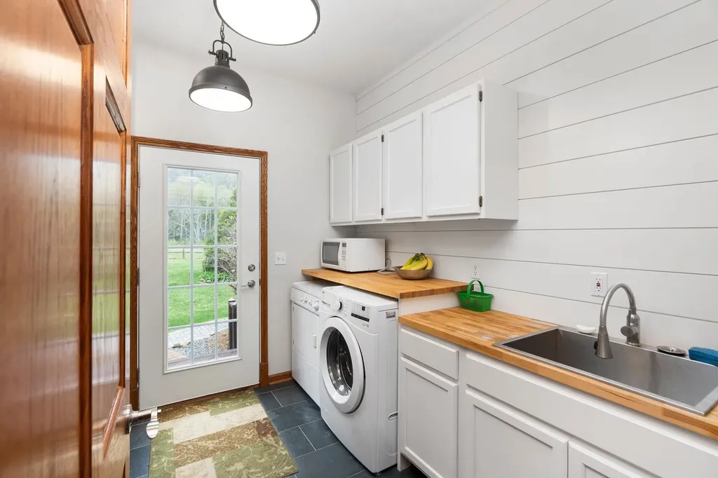 27 Black Walnut Lane Nellysford VA 22958