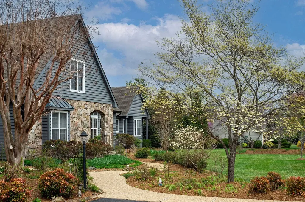 27 Black Walnut Lane Nellysford VA 22958