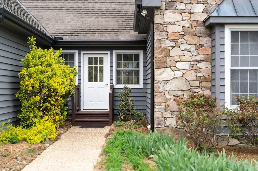 27 Black Walnut Lane Nellysford VA 22958