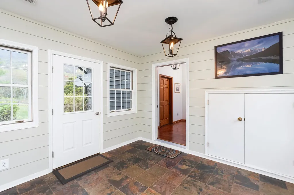 27 Black Walnut Lane Nellysford VA 22958