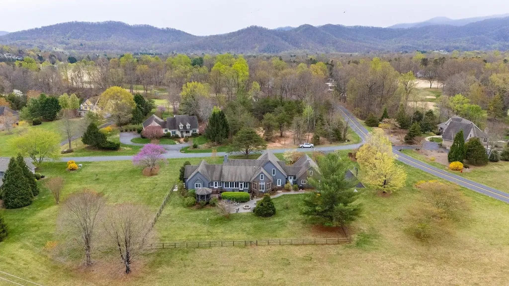 27 Black Walnut Lane Nellysford VA 22958