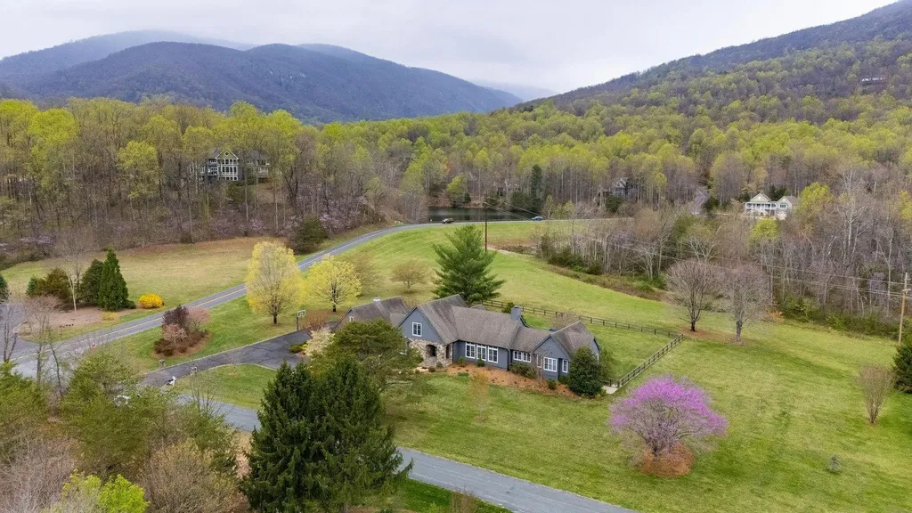 27 Black Walnut Lane Nellysford VA 22958