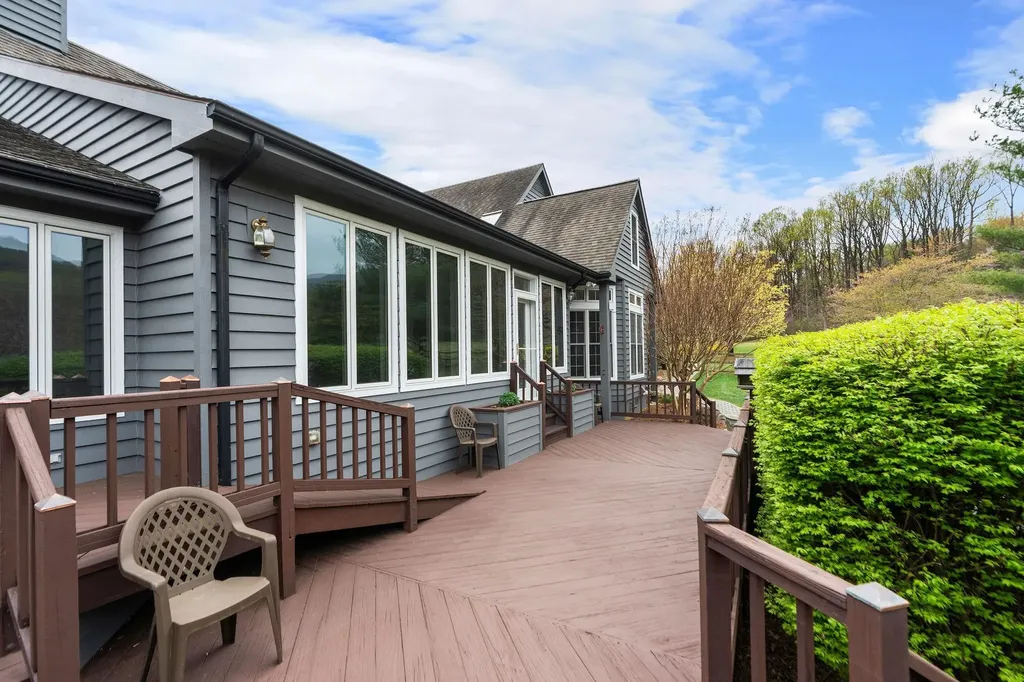 27 Black Walnut Lane Nellysford VA 22958