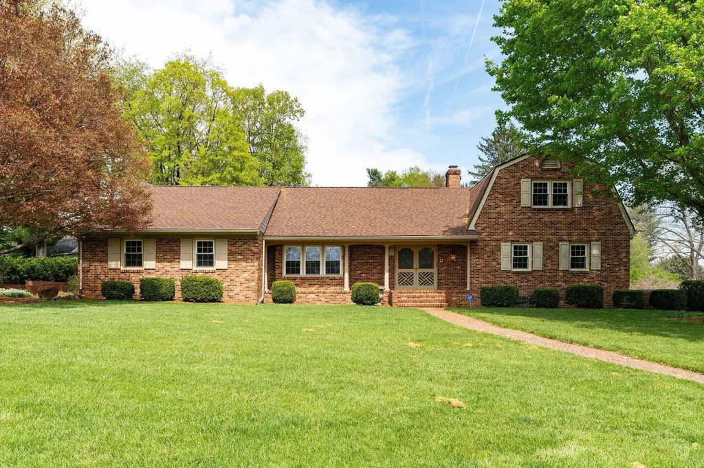 812 Meadowbrook Road Waynesboro VA 22980