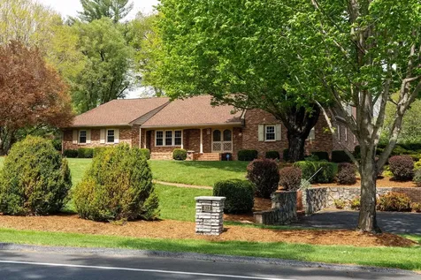 812 Meadowbrook Road Waynesboro VA 22980
