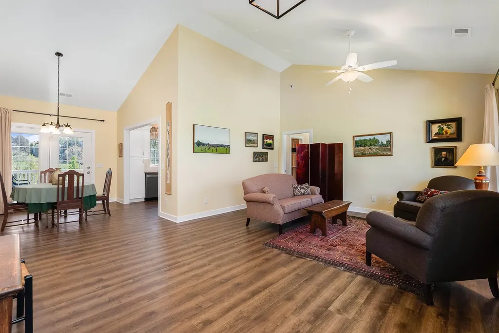 512 College Street E Bridgewater VA 22812