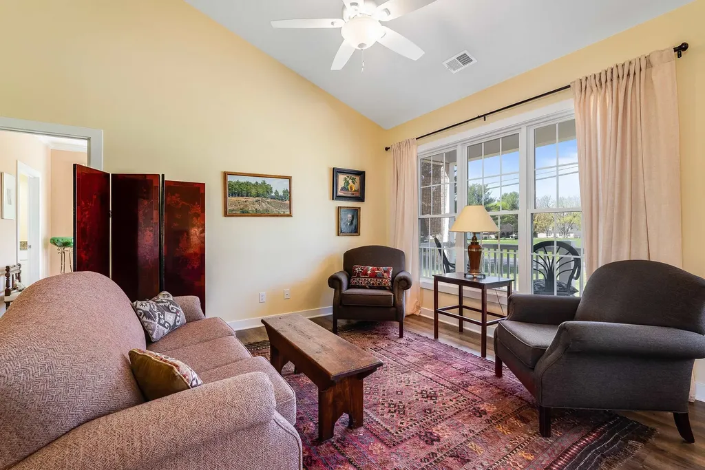 512 College Street E Bridgewater VA 22812