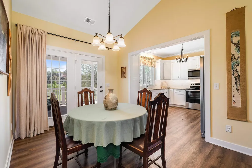 512 College Street E Bridgewater VA 22812