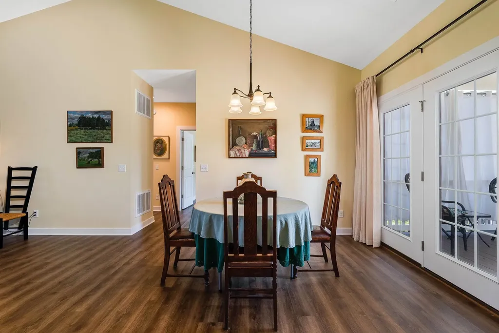 512 College Street E Bridgewater VA 22812