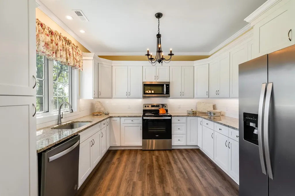 512 College Street E Bridgewater VA 22812