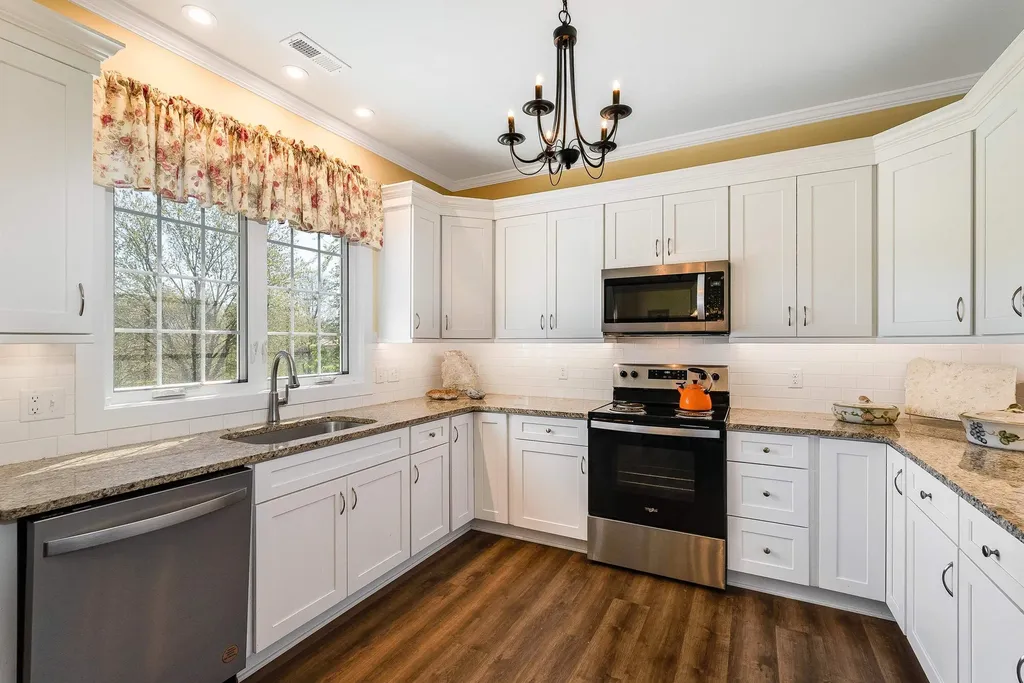 512 College Street E Bridgewater VA 22812