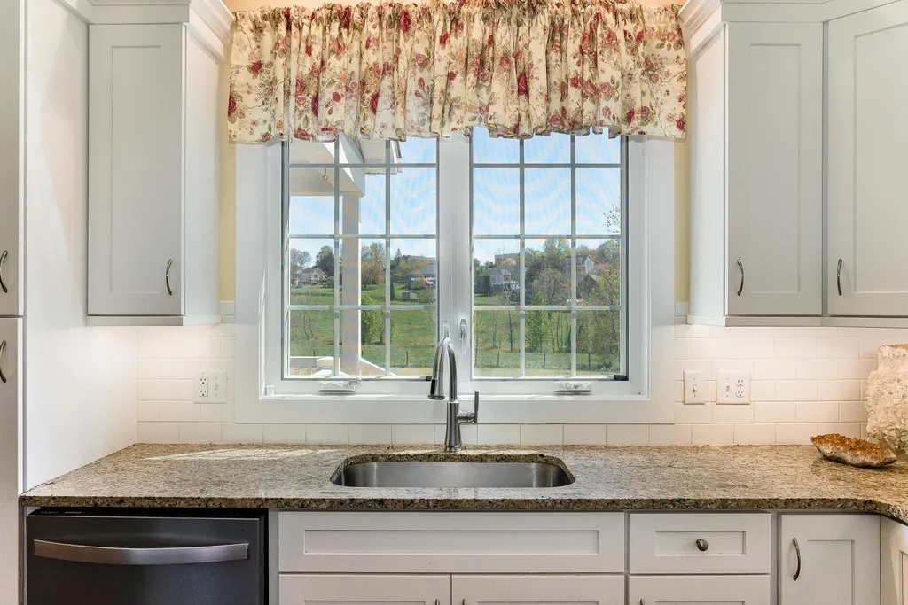 512 College Street E Bridgewater VA 22812