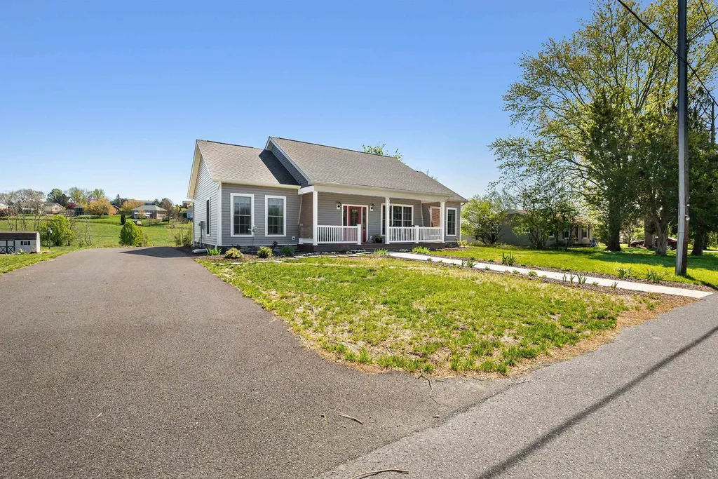 512 College Street E Bridgewater VA 22812