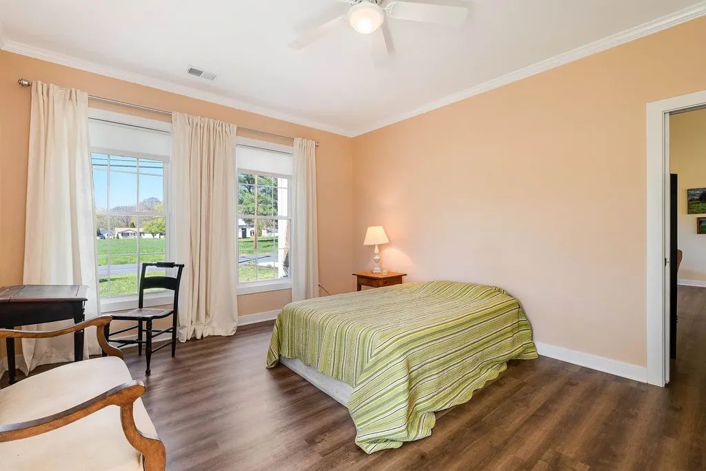 512 College Street E Bridgewater VA 22812