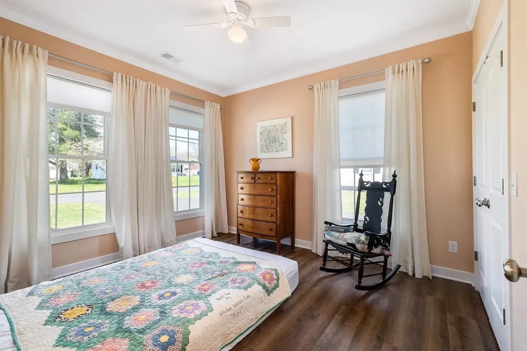 512 College Street E Bridgewater VA 22812