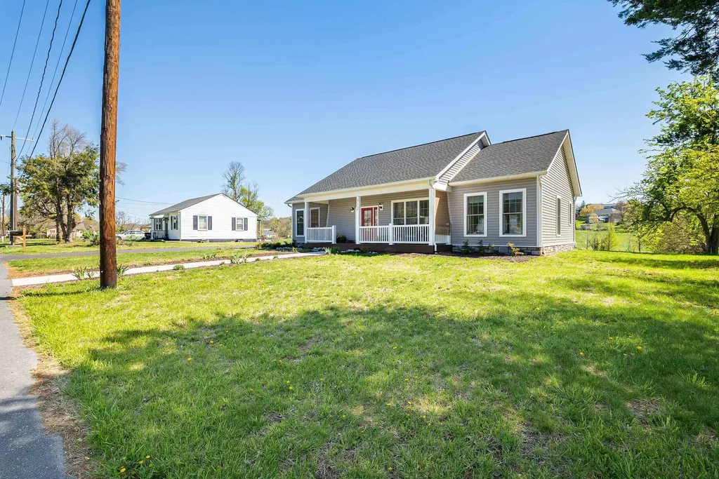 512 College Street E Bridgewater VA 22812