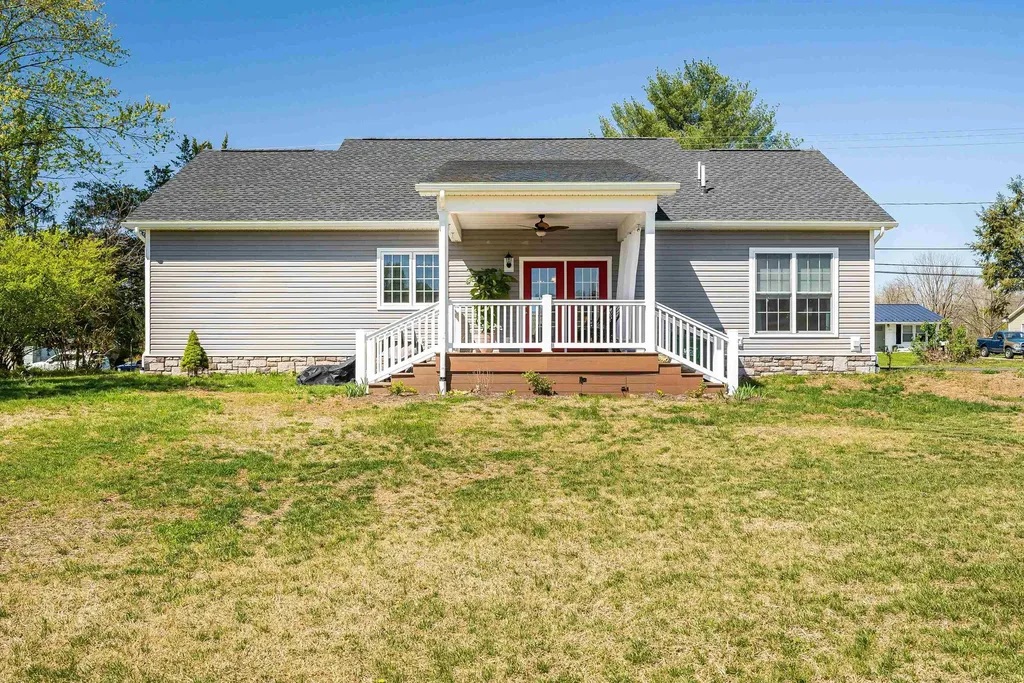 512 College Street E Bridgewater VA 22812