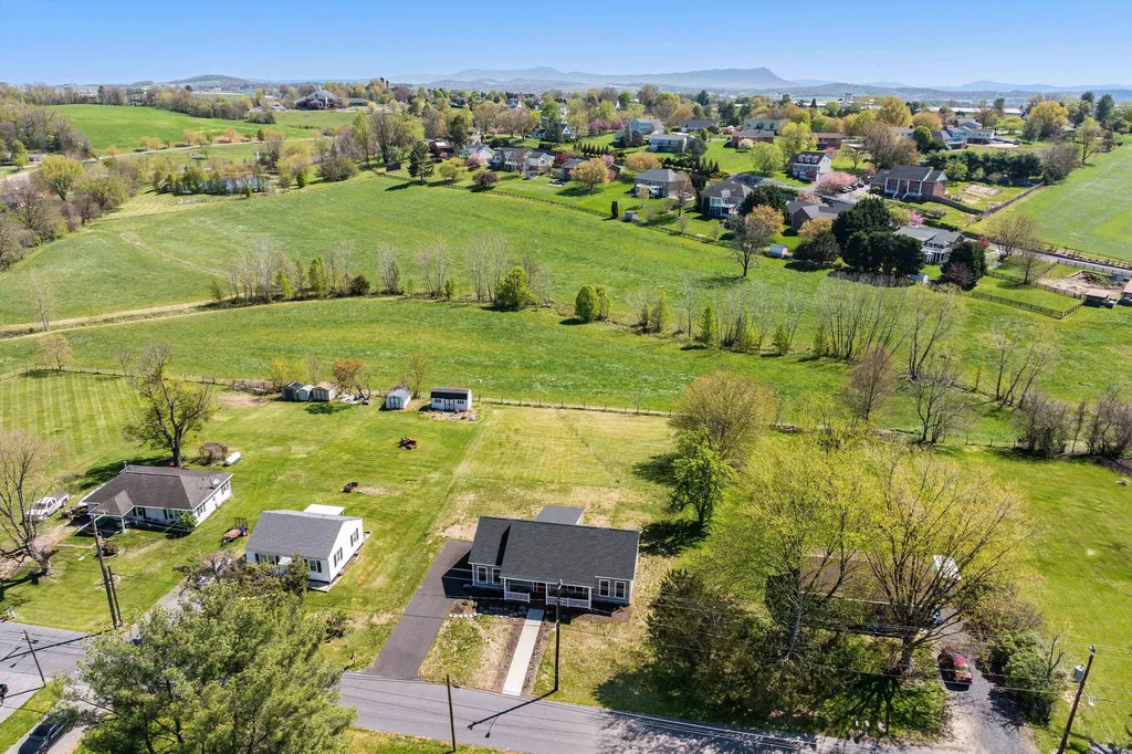 512 College Street E Bridgewater VA 22812