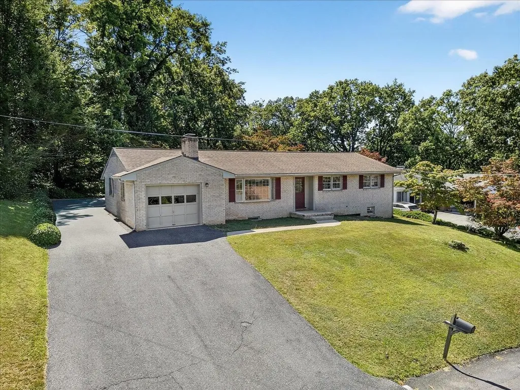 418 Cardinal Street Staunton VA 24401