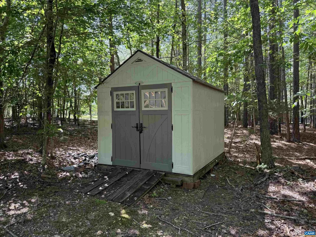 610 Landover Road Troy VA 22974