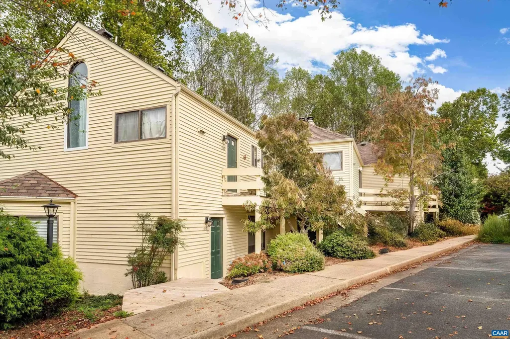 1236 Chatham Ridge Charlottesville VA 22901