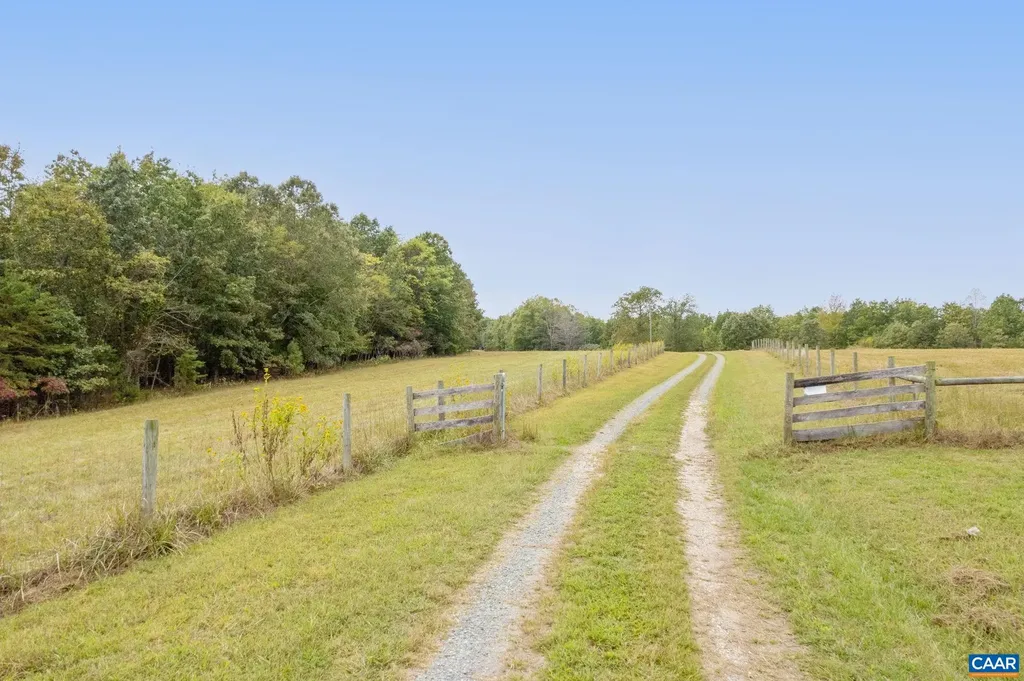 12534 Howardsville Road Howardsville VA 24562