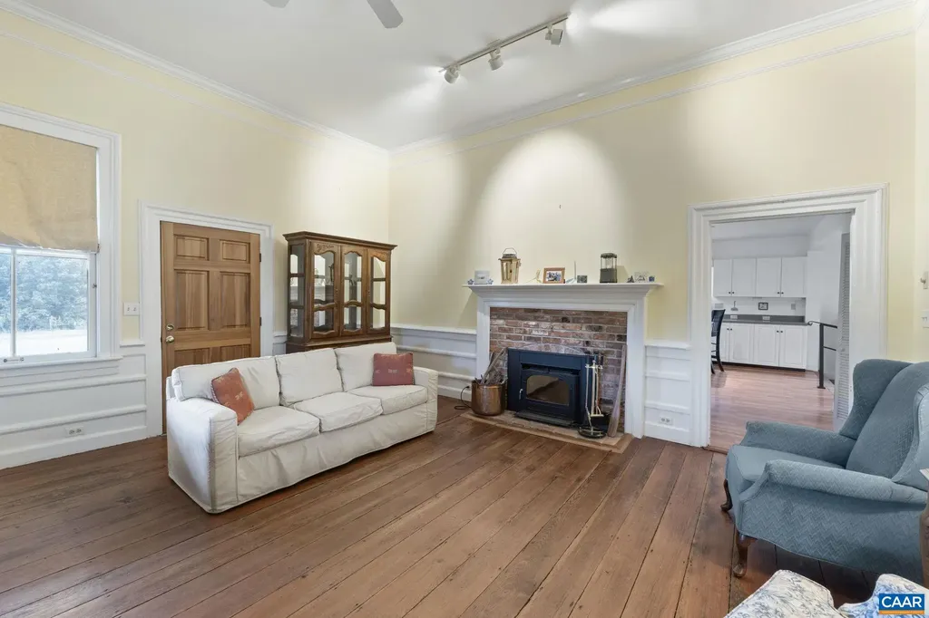 12534 Howardsville Road Howardsville VA 24562