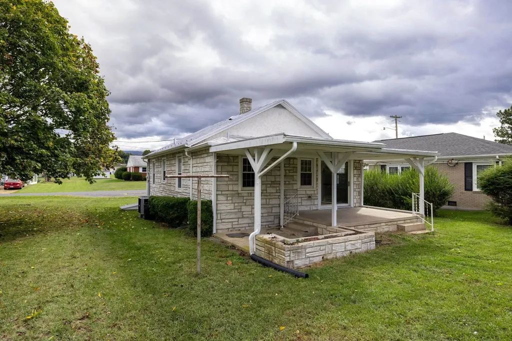 403 Lee Avenue Elkton VA 22827