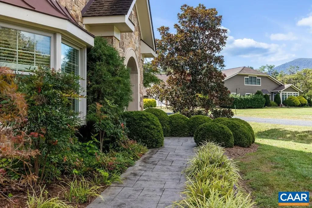 215 Rosewood Drive Nellysford VA 22958